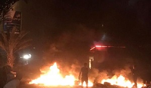 “عدن” تحترق إحتجاجا على مقتل شاب يمني برصاص مرتزقة الإمارات