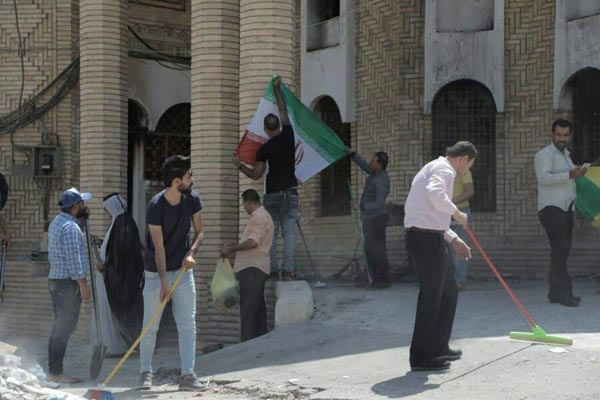Basra Youths Symbolically Clean Iran’s Burned Consulate