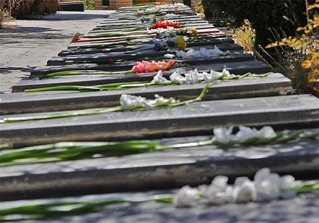 گلزارهای شهدا در سراسر کشور غبارروبی و گلباران می‌شود