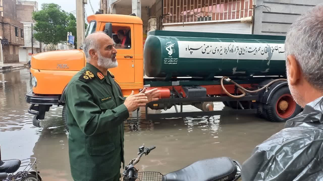 امدادرسانی نیروی زمینی سپاه به مردم گرفتار آب‌گرفتگی در اهواز
