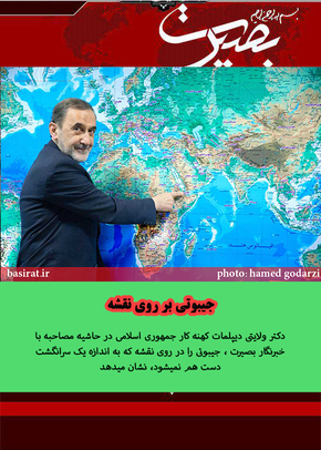دکتر ولایتی دیپلمات کهنه کار جمهوری اسلامی در حاشیه مصاحبه با خبرنگار بصیرت ، جیبوتی را در روی نقشه که به اندازه یک سرانگشت دست هم نمیشود، نشان میدهد