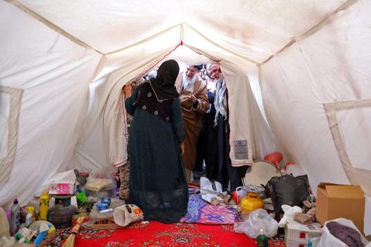 تصویر ویژه‌ای از گفتگوی رهبرانقلاب با یکی از زلزله‌زدگان کرمانشاهی در محل چادر امداد
