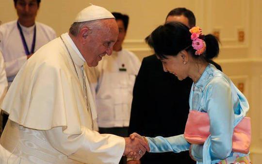 پاپ رهبر کاتولیک های جهان در سفر به میانمار با آنگ سان سوچی دیدار کرد.
پاپ فرانسیس، رهبر کاتولیک‌های جهان در سفر به میانمار بدون اشاره به بحران روهینگیا بر «وحدت در عین اختلافات» تأکید کرد.
