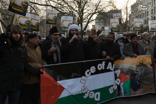 برپایی تظاهرات گسترده مقابل سفارت آمریکا در لندن به منظور اعلام همبستگی با قدس شریف، تظاهرات کنندگان تاکید کردند که قدس پایتخت فلسطین است و باید با تصمیم #ترامپ در مورد آن مقابله کرد.
