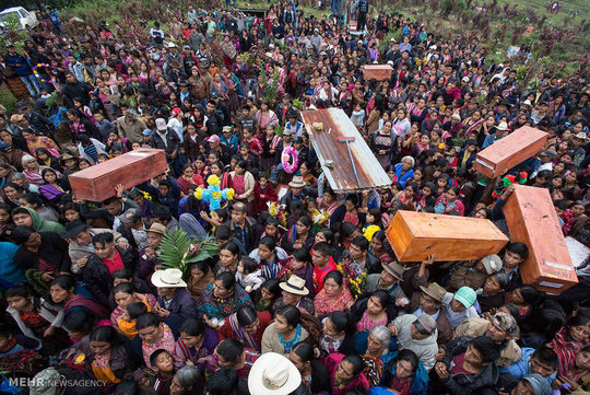 مردم گواتمالا پیکر بومیان کشته شده در جریان جنگ داخلی سال های ۱۹۶۰ تا ۱۹۹۶ این کشور را که به تازگی کشف شده بود، تشییع کردند.
