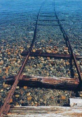 تصویری از ریل قطار کشف شده در دریاچه تاهو واقع در رشته کوه نوادای کالیفرنیا آمریکا