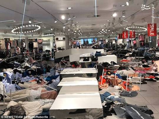 تظاهرکنندگان آفریقای جنوبی که از تبلیغ نژادپرستانه و توهین آمیز شرکت اچ اند ام (H&M) سوئد ناراحت شده بودند به چندین فروشگاه این شرکت در آفریقای جنوبی حمله کردند.