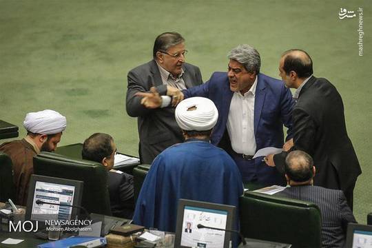 درگیری لفظی نماینده شهر رامهرمز با وزیر بهداشت در حاشیه جلسه مجلس شورای اسلامی.