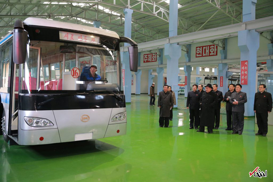 رهبر کره شمالی«کیم جونگ اون» از کارخانه تولید اتوبوس این کشور در پیونگ یانگ بازدید کرد.
