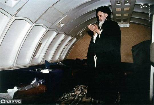 نماز امام خمینی (ره) در هواپیما در مسیر فرانسه به سمت تهران.
