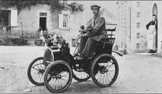 عکس جالبی از لوئیس رنو در سال ۱۸۹۸ در بولون در حوالی پاریس و اولین خودروی رنوی ساخته شده توسط وی
