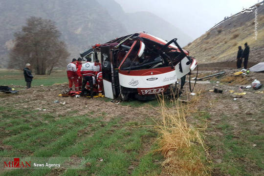 یک دستگاه اتوبوس مسافربری که از یاسوج به سمت اصفهان در حرکت بود، حوالی دو راهی تنگ رواق از جاده منحرف و داخل دره واژگون می‌شود. در این حادثه سه نفر کشته و ۱۰ نفر مجروح شدند.
