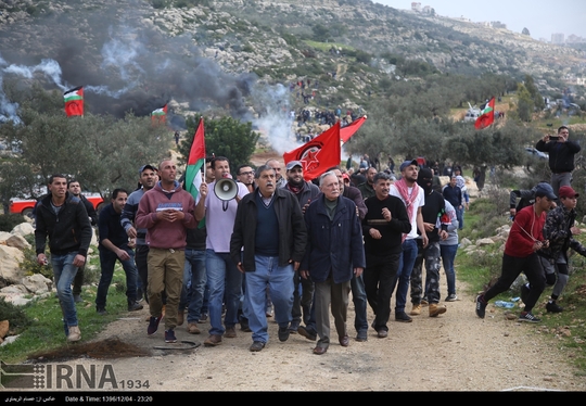  معترضان فلسطینی ساکن رام الله در کرانه باختری رود اردن پس از نماز جمعه 
 و درگیری نظامیان صهیونیستی با فلسطینیها