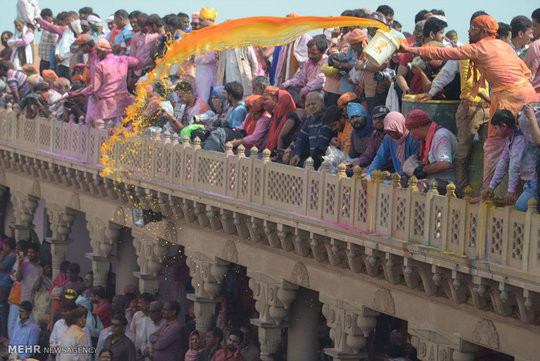 پیروان آئین هندو در هند جشنواره بهاره رنگ ها یا فستیوال هولی را در ایالت اوتار پرادش جشن گرفتند.
