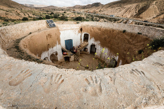 در دره های خشک و بی آب و علف منطقه جبل دهار در جنوب تونس، مردم محلی قرن هاست که در خانه هایی زیرزمینی زندگی می کنند که از آنها در برابر گرمای تابستان و سرمای زمستان محافظت می کند.
