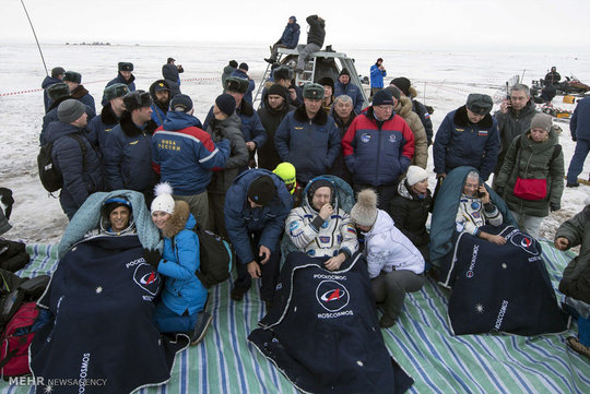 دو فضا نورد آمریکایی و یک فضانورد روس پس از ماموریتی ۵.۵ ماهه در ایستگاه فضایی بین المللی به زمین بازگشتند و کپسول حامل آنها در قزاقستان به زمین نشست.
