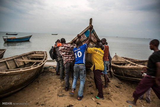 هزاران نفر از شهروندان جمهوری دموکراتیک کنگو از ترس جنگ داخلی در این کشور با عبور از دریاچه آلبرت وارد کشور اوگاندا می شوند.
