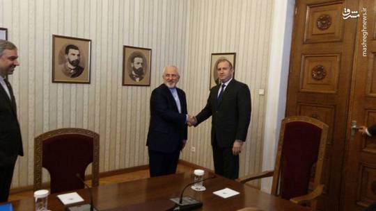 ظریف که در دومین مقصد سفرش به منطقه بالکان و شرق اروپا وارد صوفیا شد، با «رومن رادف» رئیس جمهور بلغارستان دیدار و گفت‌وگو کرد.
