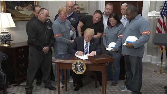 ترامپ، علی‌رغم هشدارهای بین‌المللی درباره احتمال وقوع «جنگ تجاری»، فرمان افزایش تعرفه واردات آلومینیوم و فولاد به آمریکا را امضا کرد.