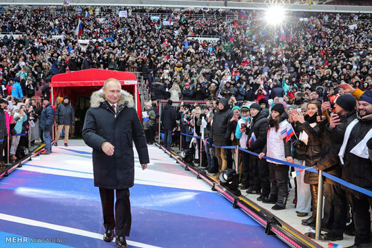 ده ها هزار نفر از شهروندان روسی در میتینگ انتخاباتی ولادیمیر پوتین که در ورزشگاه لوژنیکی مسکو برگزار شد شرکت کردند.