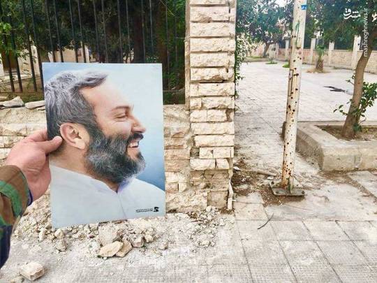 تصویر شهید عماد مغنیه در محل شهادت وی در کفرسوسه دمشق. اثر ترکش های بمب (روی میله) هنوز باقی مانده است.
