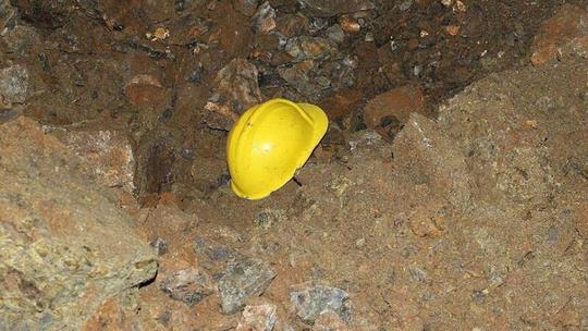  بر اثر ریزش معدن در شهرستان راور یک کارگر معدن کشته و 2 نفر زخمی شدند.