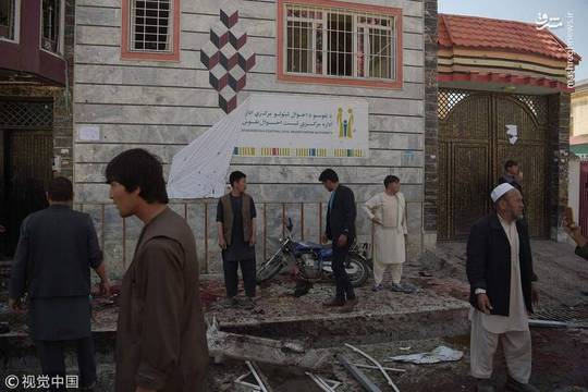 این انفجار در ورودی یکی از مراکز انتخاباتی در منطقه سیزدهم امنیتی کابل روی داده است. بر اساس اعلام رسانه ها در پی این انفجار انتحاری دست‌کم 15 نفر کشته و ده‌ها نفر دیگر زخمی شدند.
