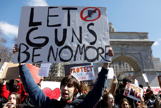 هزاران دانش آموز در سراسر آمریکا با برگزاری تظاهراتی خواستار فشار بیشتر بر سیاستمداران برای وضع محدودیت های قانونی در زمینه حمل سلاح گرم شدند.
