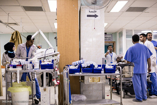 علیرغم کمبود امکانات و قطع مکرر برق، بیمارستان های غزه به ارائه خدمات مراقبتی و انجام اعمال جراحی حیاتی ادامه می دهند.
