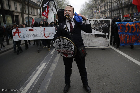 در حالی که امانوئل ماکرون، رئیس جمهوری فرانسه در آمریکا به سر می برد، اعتصاب کارکنان بخش راه آهن فرانسه سیستم حمل و نقل عمومی پاریس را مختل کرده است.
