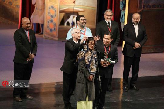  اصلاح حجاب مهمان خارجی روی صحنه اختتامیه جشنواره جهانی فیلم فجر
