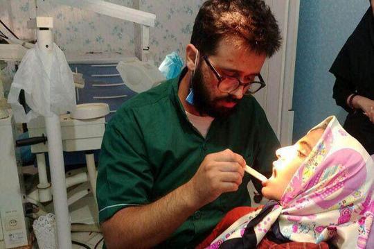  درمان دندان های دختر 12 ساله ماهشهری را که در پی شکنجه های نامادری اش آسیب دیده بود، توسط دندان پزشک نیکوکار در حرکتی انسان دوستانه  