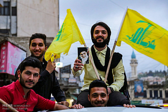 به دنبال مشخص شدن نتایج انتخابات پارلمانی لبنان که از پیروزی حزب الله و متحدانش حکایت دارد، طرفداران مقاومت با حضور در خیابان ها به جشن و پایکوبی پرداختند.