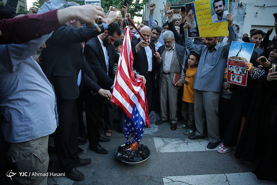  جمعی از مردم مشهد در پاسخ به پاره کردن برجام توسط وکیل ترامپ رئیس جمهور آمریکا، به صورت نمادین نسخه ای از برجام را به آتش کشیدند.
