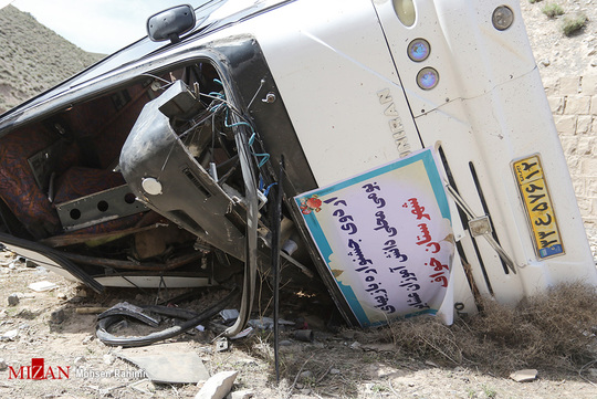 واژگونی اتوبوس دانش آموزان در محور مشهد -کلات موجب مرگ معلم و زخمی شدن 23 دانش آموز شد.