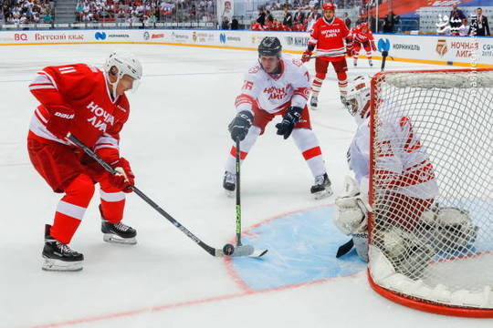 ولادیمیر پوتین، رئیس جمهوری روسیه ضمن شرکت در یک بازی هاکی روی یخ موفق شد پنج گل به ثمر برساند.