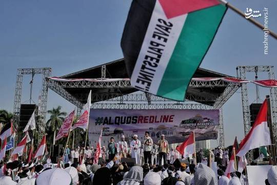در تظاهرات هزاران نفر در جاکارتا پایتخت اندونزی در حمایت از قدس و محکومیت انتقال سفارت آمریکا از تل‌آویو به این شهر، هیئتی از اتحادیه جهانی علمای مسلمان نیز در این تظاهرات حضور داشت.