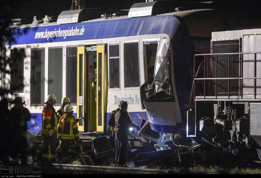 برخورد دو قطار مترو در شهر دویسبورگ آلمان دست کم 35 نفر را زخمی کرد که دو تن در این حادثه جان خود را از دست دادند.