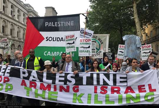صدها تن از مسلمانان، فعالان گروه‌های مدنی و حقوق بشری در انگلیس هم‌زمان با پنجاه و یکمین سالروز آواره شدن فلسطینیان از میهن‌ خود که به «روز نکسه» موسوم است در لندن تظاهرات کردند.
