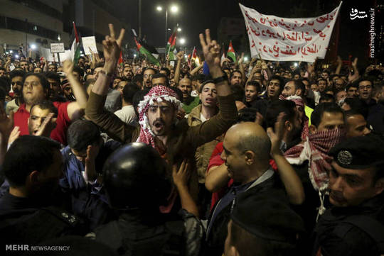 هزاران اردنی در شهرهای مختلف این کشور علیه سیاست های ریاضتی دولت و افزایش قیمت کالاهای اساسی دست به تظاهرات زدند.
