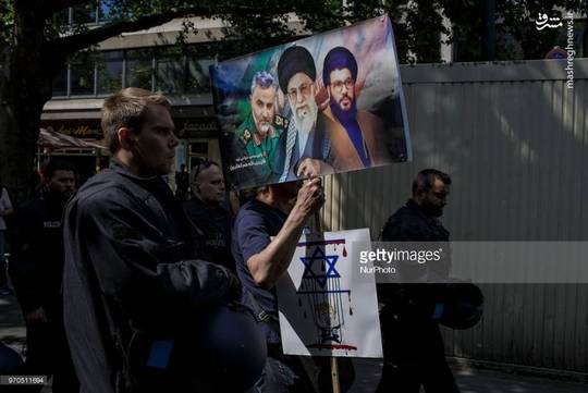 تصویر رهبر انقلاب، سیدحسن نصرالله دبیرکل حزب‌الله لبنان و سردار سلیمانی در راهپیمایی روز قدس در برلین.