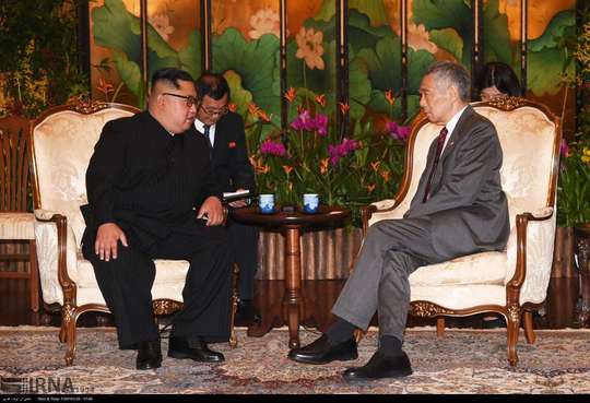 «کیم جونگ اون»رهبر کره شمالی به منظور دیدار با دونالد ترامپ رئیس جمهور آمریکا وارد سنگاپور شد و با نخست وزیر سنگاپور«لی هسین لونگ »دیدار و گفت و گو کرد.