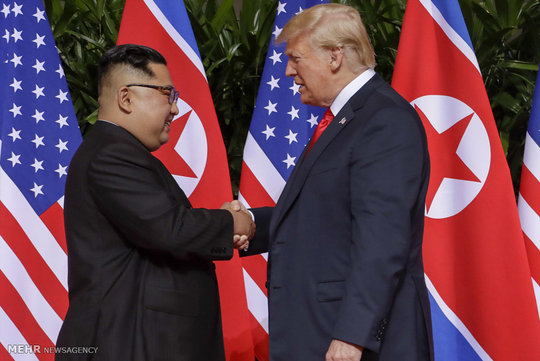 «دونالد ترامپ» رئیس جمهوری آمریکا و «کیم جونگ اون» رهبر کره شمالی در هتل کاپلا جزیره سنتوزا در سنگاپور دیدار و پشت درهای بسته با یکدیگر گفت و گو کردند.