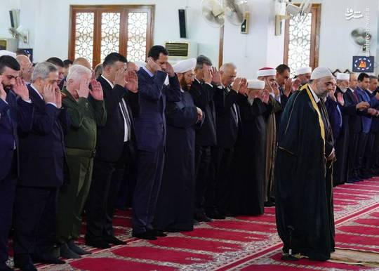 حضور رئیس‌جمهور سوریه در مسجد حضرت خدیجه(س) شهر طرطوس برای ادای نماز عید فطر.
