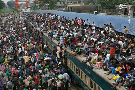  شلوغی سفرهای تعطیلات عیدفطر در ایستگاه راه آهن شهر داکا بنگلادش.