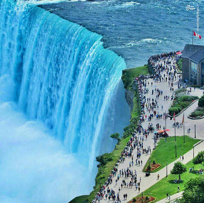 گوشه ای از عظمت آبشار نیاگارا واقع در مرز آمریکا و کانادا.
