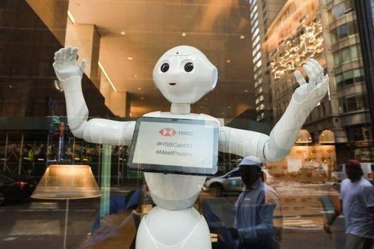بانکی در نیویورک یک ربات ۱۲۰ سانتیمتری را به کار گرفته که می‌تواند صورت‌ها و احساس افراد را شناسایی کند.
