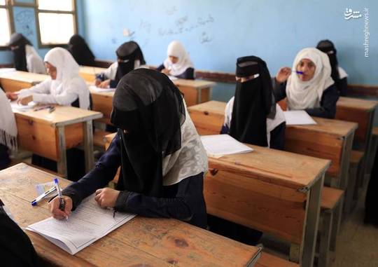 باوجود حملات روزانه و وحشیانه ائتلاف سعودی به مناطق مسکونی یمن دانش آموزان مقطع متوسطه یمن در امتحانات نهایی شرکت کردند.