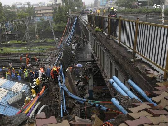 روز گذشته پلی که محل عبور از روی ایستگاه قطار بمبئی بود ریزش کرد ، خوشبختانه این حادثه تلفات جانی نداشته است.