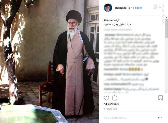تصویری از آیت‌الله خامنه‌ای رهبر معظم انقلاب اسلامی را در حیاط منزل پدری شان در شهر مشهد می‌بینید. این عکس را صفحه اینستاگرام Khamenei.ir ایشان منتشر کرده است.  